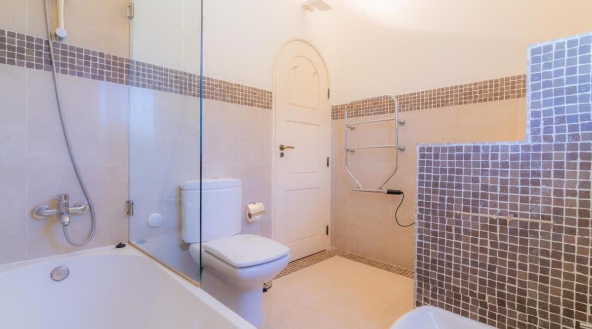 Villa Prado - Beautiful Beachfront Villa Албуфейра Екстериор снимка