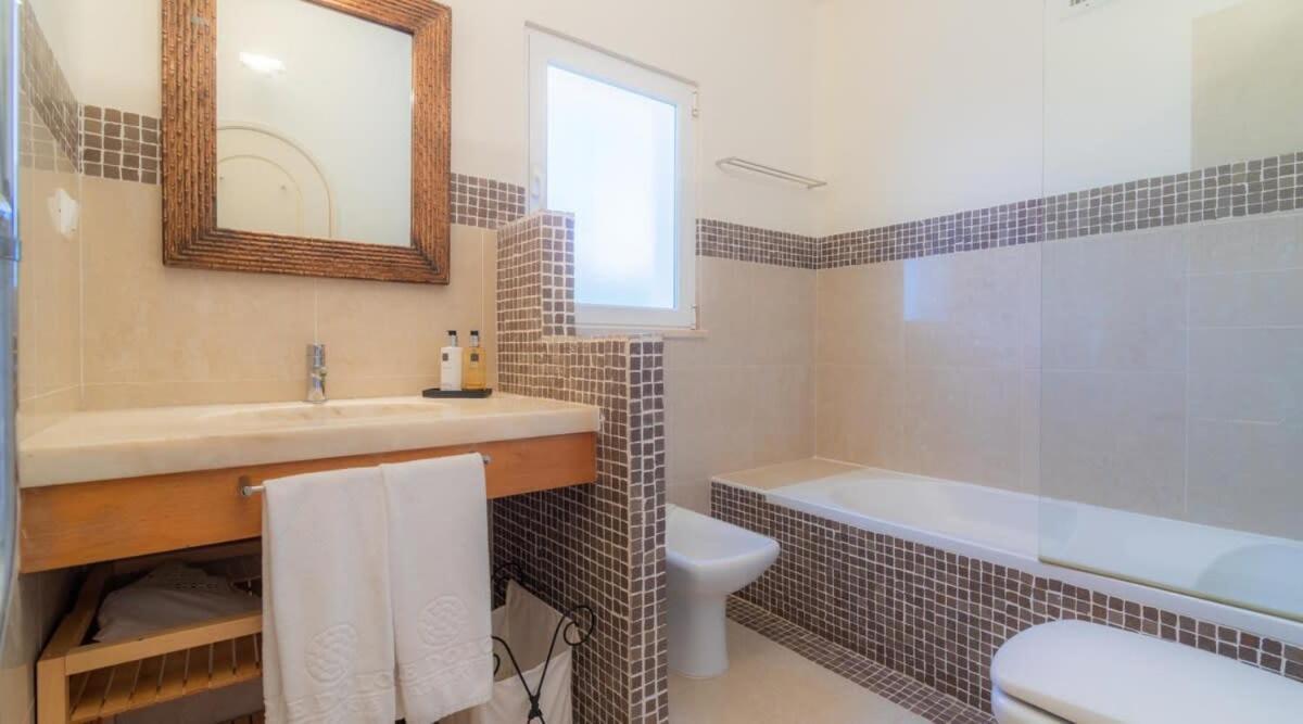 Villa Prado - Beautiful Beachfront Villa Албуфейра Екстериор снимка
