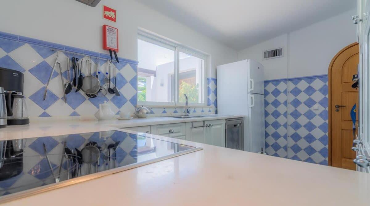 Villa Prado - Beautiful Beachfront Villa Албуфейра Екстериор снимка