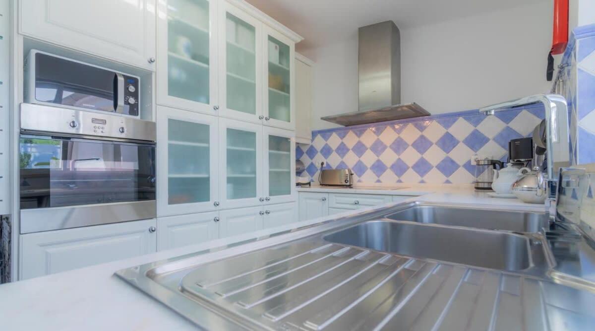 Villa Prado - Beautiful Beachfront Villa Албуфейра Екстериор снимка