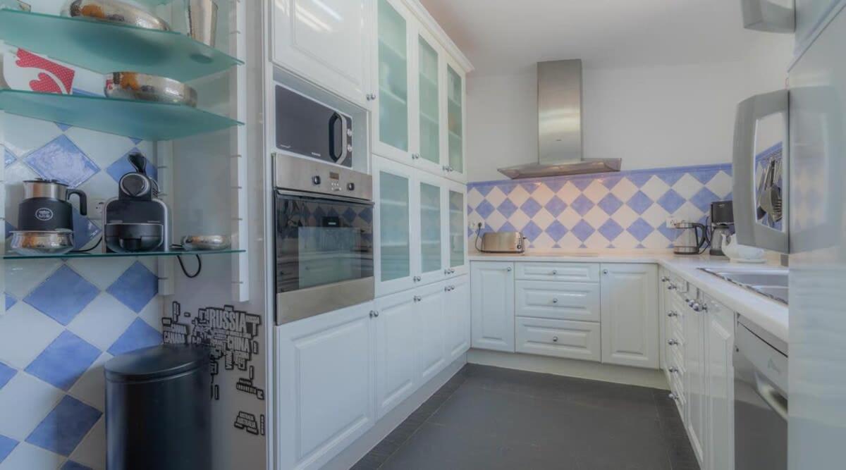 Villa Prado - Beautiful Beachfront Villa Албуфейра Екстериор снимка